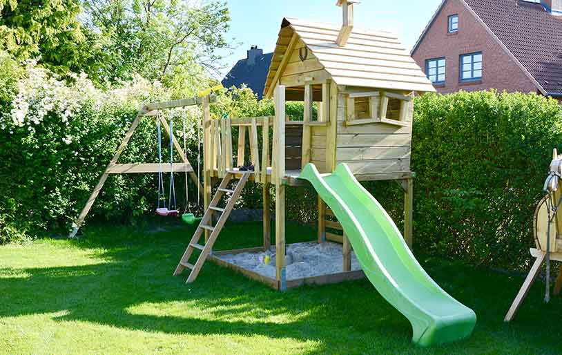 un toboggan dans le jardin